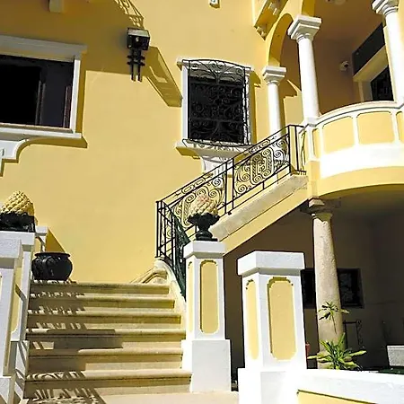 Hotel Yellow *